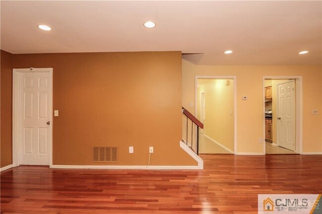 Building Photo - 18 Snowflake Ln