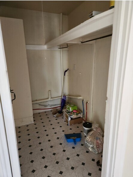 Multi purpose closet - 290 2nd Ave