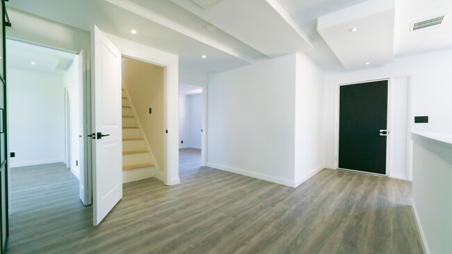Building Photo - 321 Cornell Dr