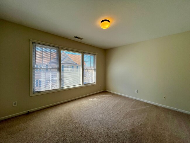 Building Photo - 3-Bed, 3-Full Bath, End Unit, 1-Car Garage!