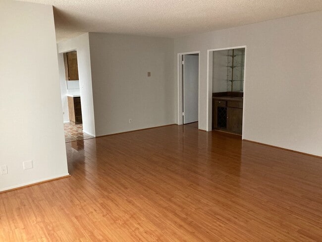 Building Photo - Fox Hills 2 Bd Condo *$500.00 Off First Month's Rent!*