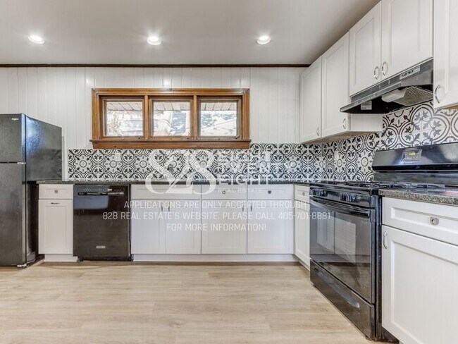 Building Photo - **AVAILABLE NOW!** 3 BED/2 BATH DUPLEX - CLOSE TO CAMPUS!