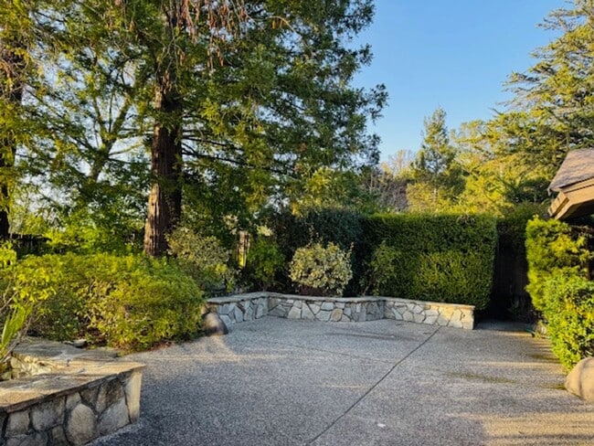 Building Photo - Wonderful 3 bedroom, 2 bath single level home in desirable Orinda Woods community-now available f...