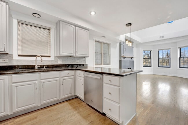 Building Photo - 3316 N Damen Ave