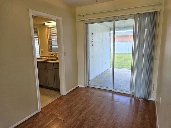 Building Photo - Annual Unfurnished 2 Bedroom, 2 Bath Duple...