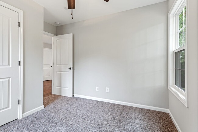 Building Photo - 2645 UNIT B Bell St