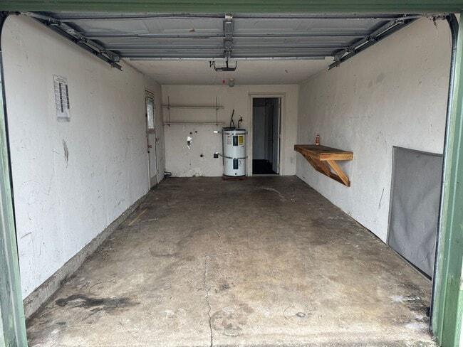 Building Photo - Updated 2 bedroom 1 bathroom duplex in Springfield!