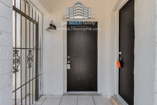 Building Photo - 325 N 17th Dr