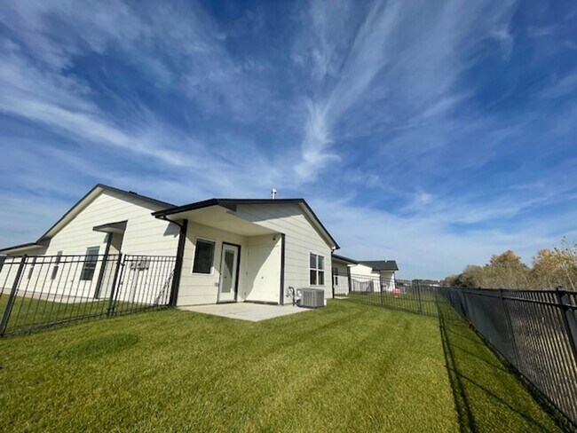 Building Photo - 5140/42 Chase Cir