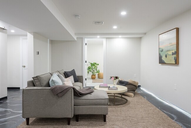 Building Photo - 6 Gordon Rd