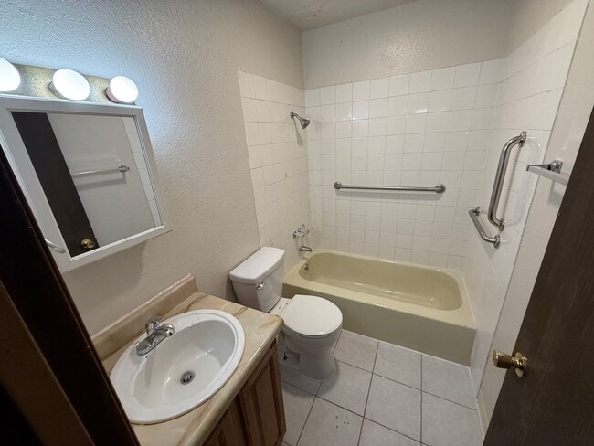 Building Photo - 816 W 23rd, (Buttecrest)-6