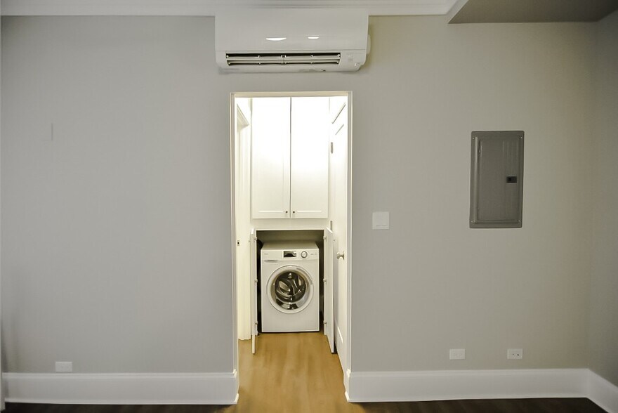 Building Photo - 820 W Lakeside Pl