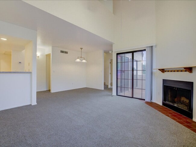 Building Photo - 2 Bedroom, 2 Bath