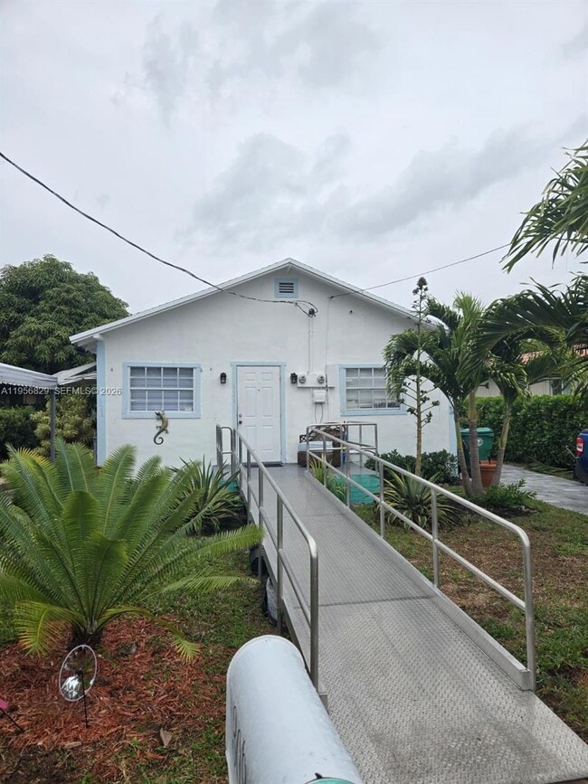 Building Photo - 3083 SW 17th St