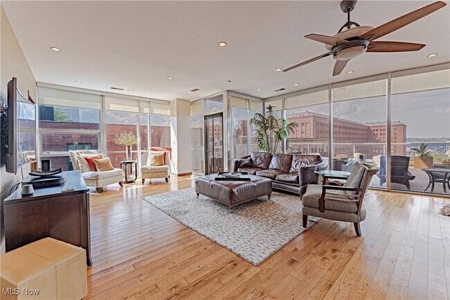 Building Photo - 701 W Lakeside Ave