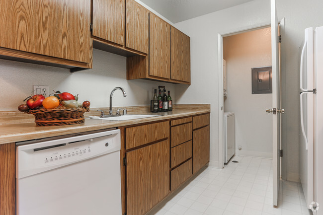 2BR,2BA-Winter - The Seasons Apartments