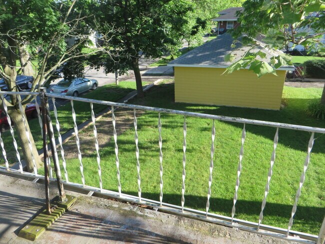 Building Photo - 826 Nuttman Ave