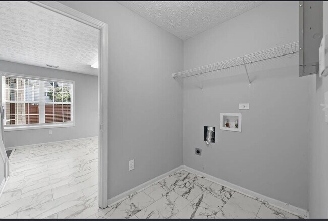 Building Photo - "Charming 3-Bed Townhouse with Hardwood Fl...