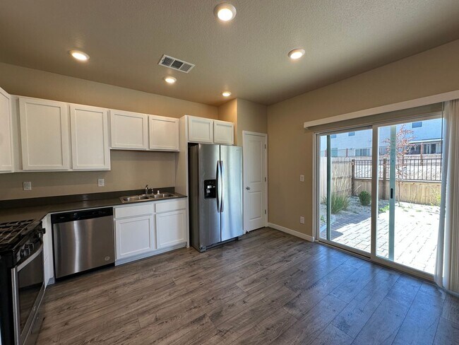 Building Photo - Adorable Lemmon Valley Townhome!