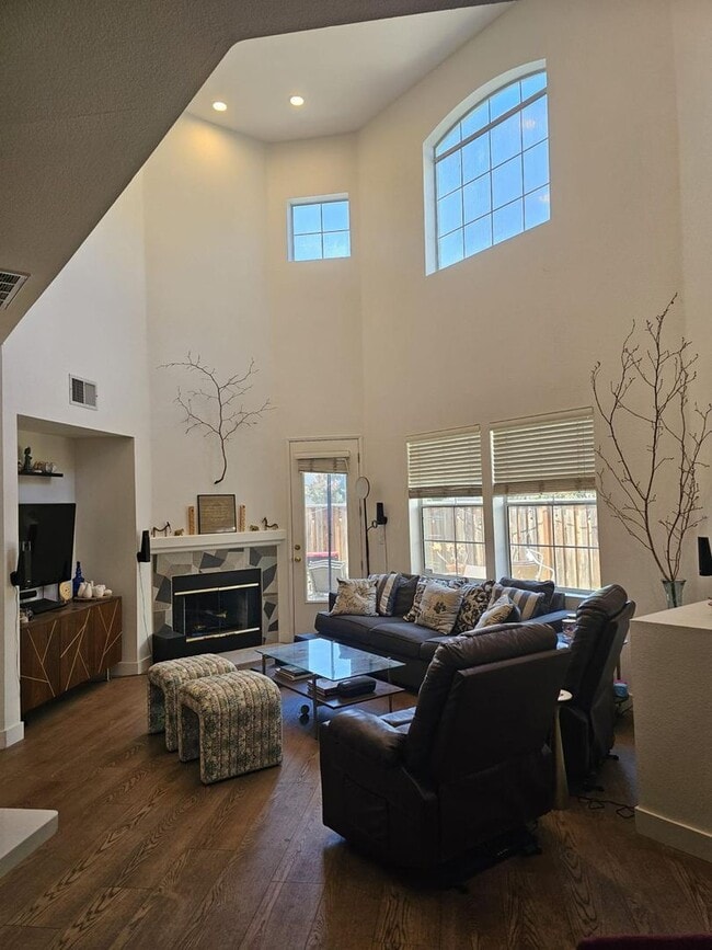 Building Photo - Modern 3BD/3BA Townhouse in Prime Union Ci...