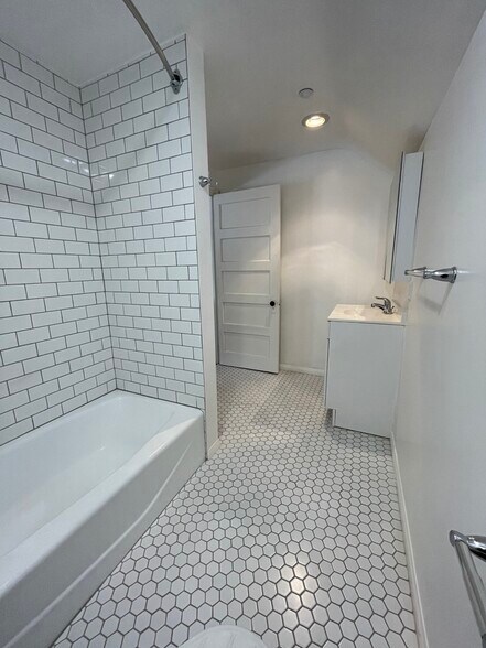 Renovated full bathroom between two bedrooms. - 1135 Magnolia St