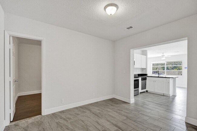 Building Photo - 651 SW 15th St