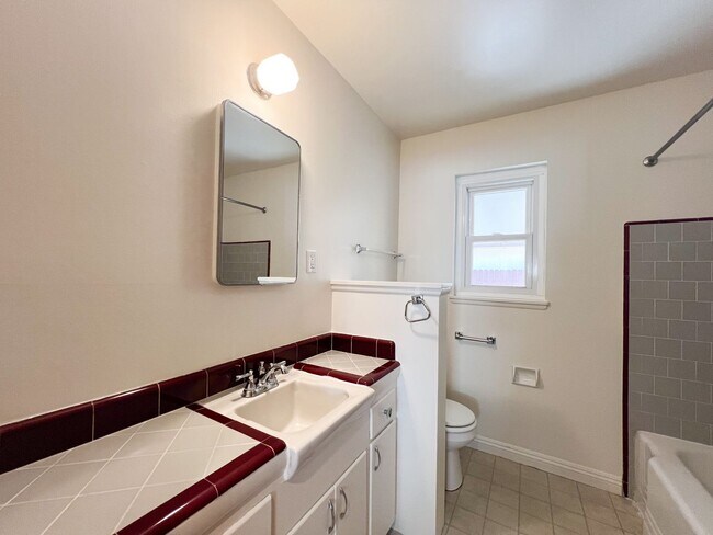 Building Photo - Tahoe Park Gem in Great Location!