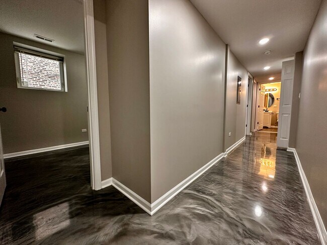 Building Photo - Amazing 4-bed Duplex by UIC