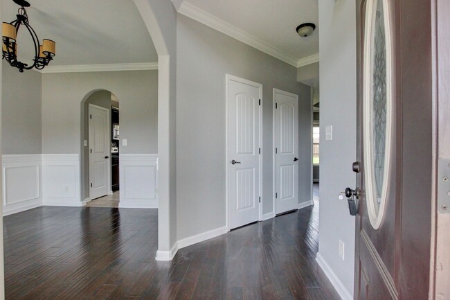 Building Photo - --AVAILABLE NOW! MOVE-IN READY!!!