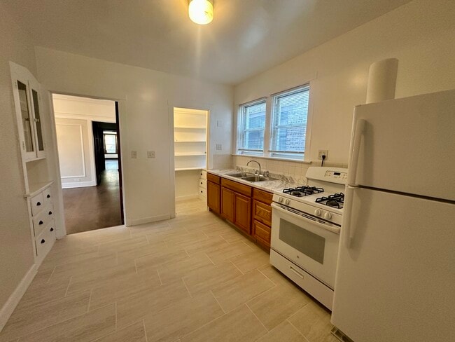 Building Photo - 1310 W Thorndale Ave