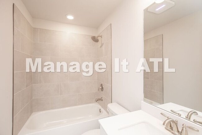Building Photo - 4 Bedroom Townhome in Chamblee