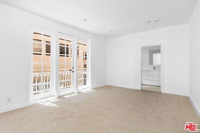 Building Photo - 9800 Vidor Dr