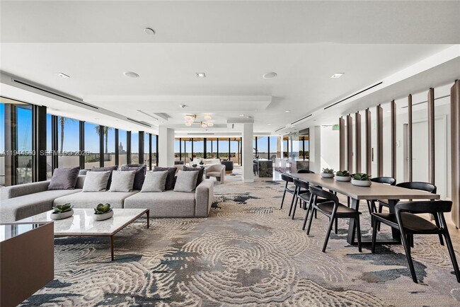 Building Photo - 701 Valencia Ave