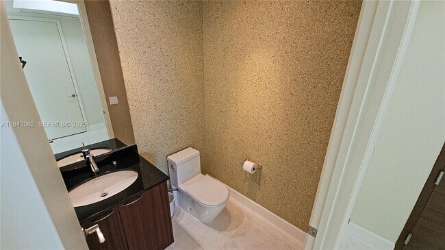 Building Photo - 15901 Collins Ave