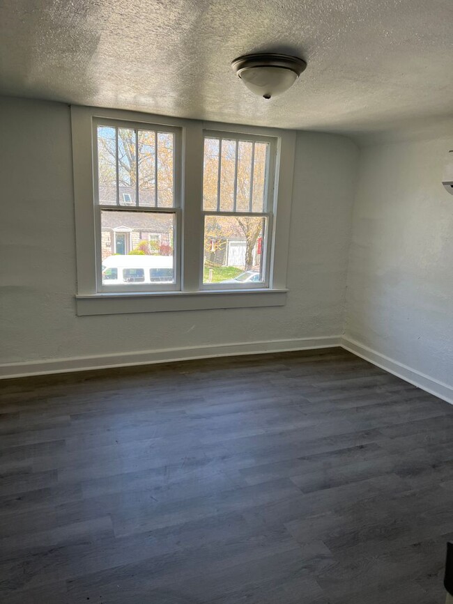 Building Photo - Recently Remodeled 3 bedroom 2 full bathro...