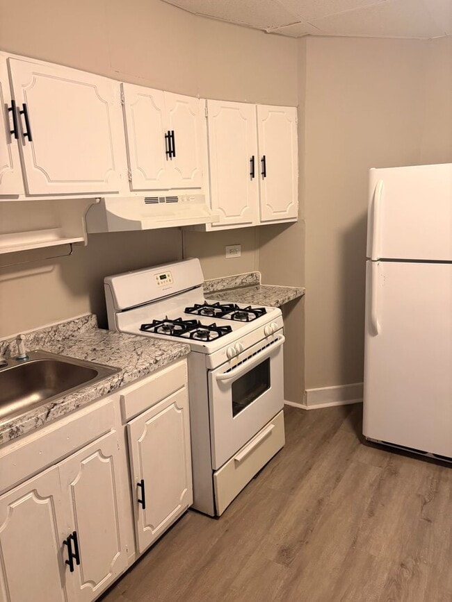 Building Photo - Spacious Baltimore Rowhome with Modern Updates – Available Now in Reservoir Hill