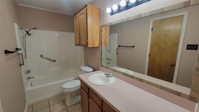 Building Photo - Discover this inviting 3 bedroom, 2 bathroom rental nestled in Cleburne, Texas, offering a spacio...