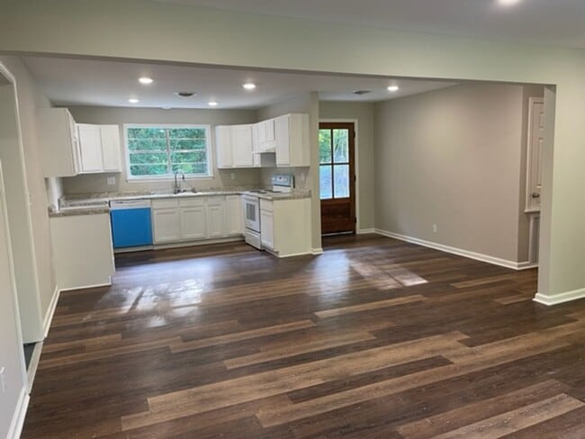 Building Photo - Renovated 3 Bedroom 2 Home on 1 Acre!