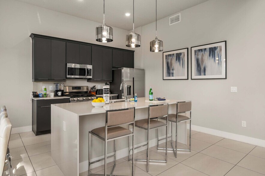 Building Photo - 7740 Sandy Ridge Dr