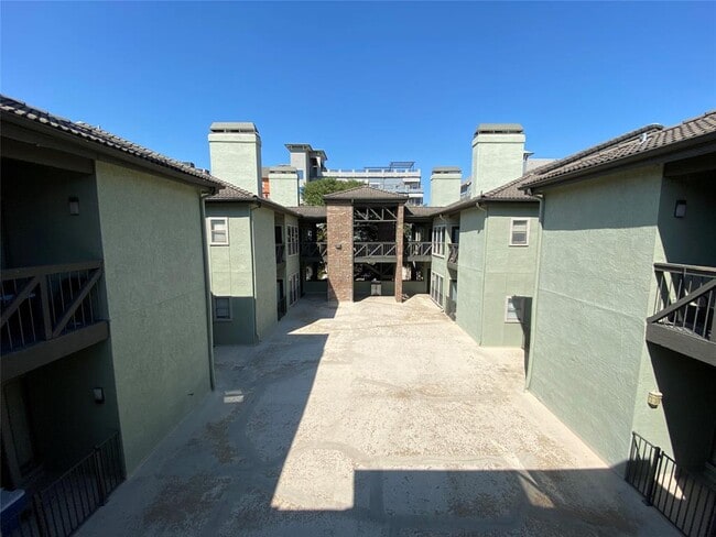 Building Photo - 807 W 25th St