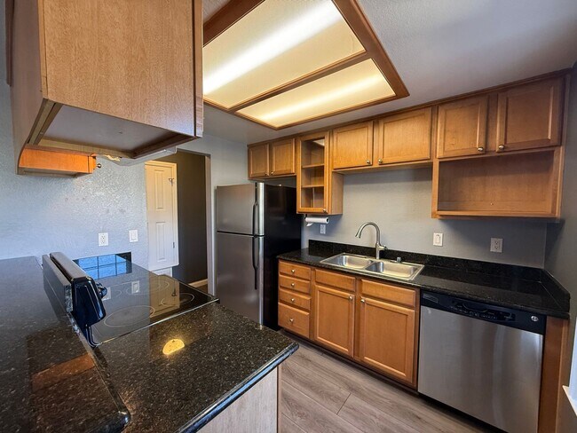 Building Photo - Parkview condo close to shopping & freeway access!
