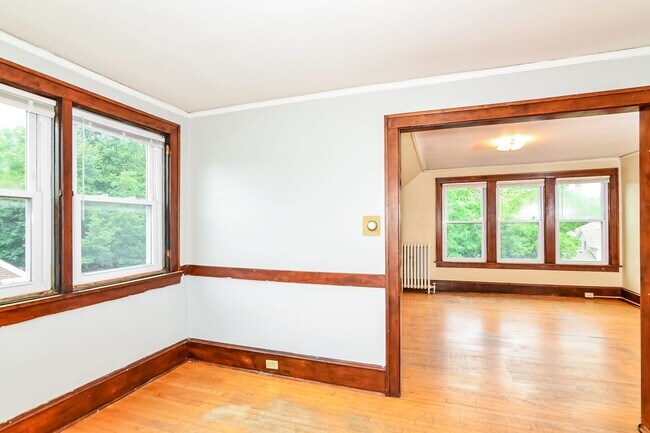 Building Photo - 509 6th St SE