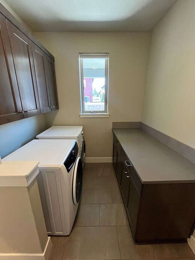 Building Photo - Single Level Home in Unique Bend Neighborhood