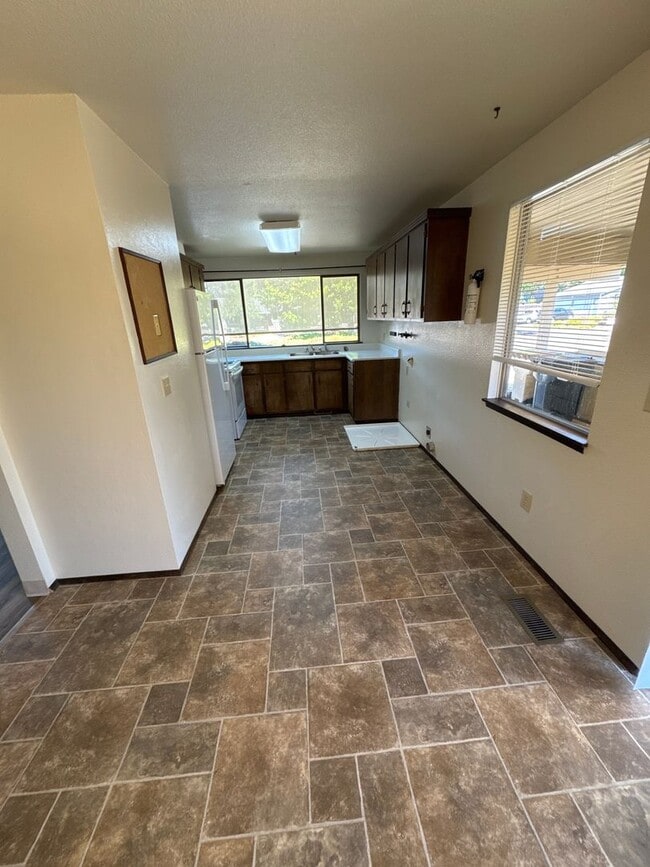 Building Photo - Cute 3 Bedroom 1 Bath in NW Corvallis! Sma...