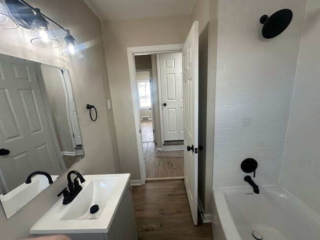 Building Photo - Freshly Renovated 3-Bedroom Home – Quality...