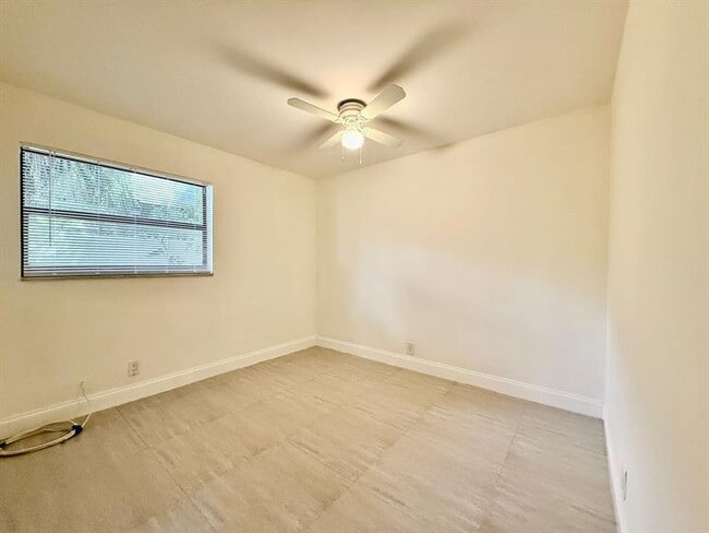 Building Photo - 607 NE 29th Dr