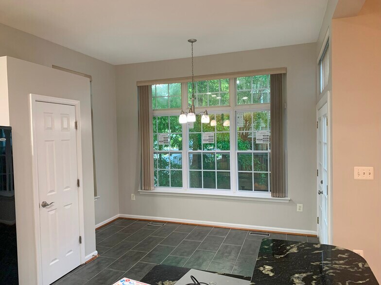8.Breakfast_Area - 8841 Royal Doulton Ln