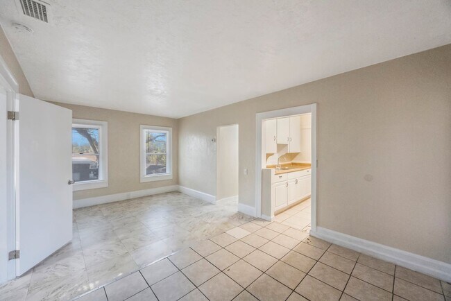 Building Photo - 2242 23rd Ave S