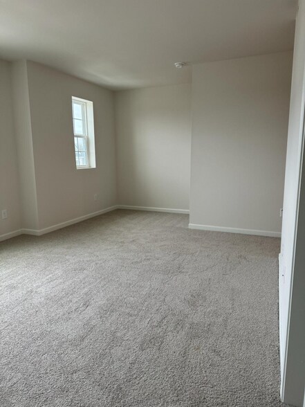 Building Photo - 5074 Dayflower Dr