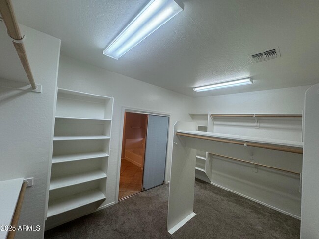 Building Photo - 1359 E Parkview Dr